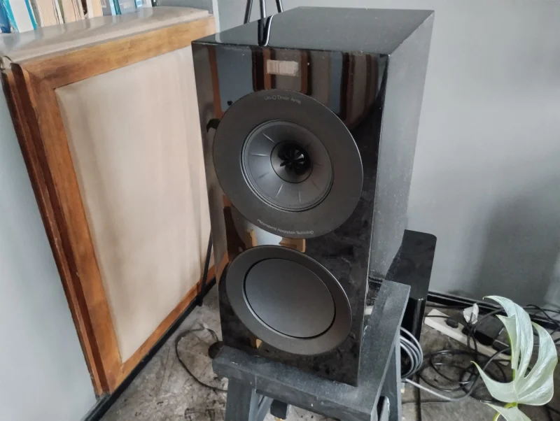 KEF R3 Meta en Parlantes Bookshelf - foto 4